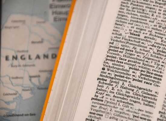diccionario inglés abierto con mapa de fondo