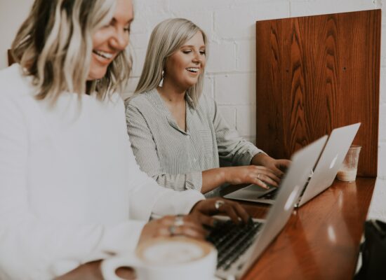 Chicas sonriendo frente a su ordenador