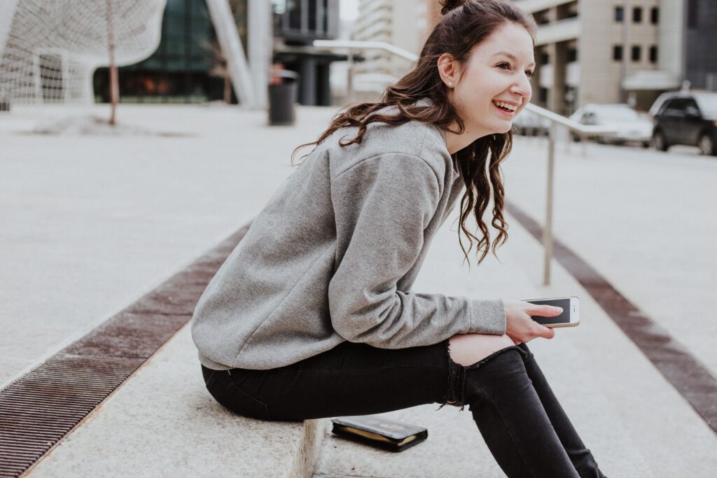 chica sentada sonriendo